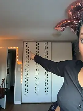 Snapshot of Your_Paris chatting on March 2025 12:00:02 AM Your Paris online show from March 2025 12:00:02 AM