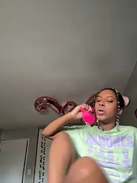 Snapshot of Your_Paris chatting on March 2025 11:56:02 PM Your Paris online show from March 2025 11:56:02 PM