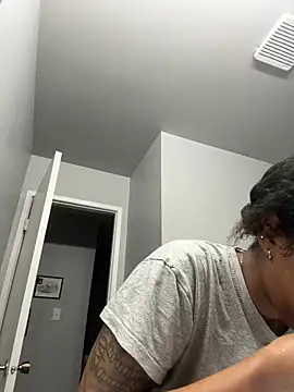 Snapshot of Your_Paris chatting on March 2025 11:53:01 AM Your Paris online show from March 2025 11:53:01 AM