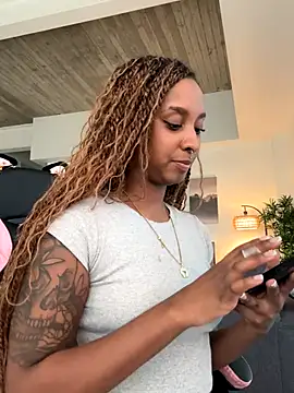 Snapshot of Your_Paris chatting on September 2025 11:37:02 PM Your Paris online show from September 2025 11:37:02 PM