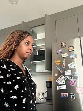 Snapshot of Your_Paris chatting on September 2025 03:14:01 PM Your Paris online show from September 2025 03:14:01 PM