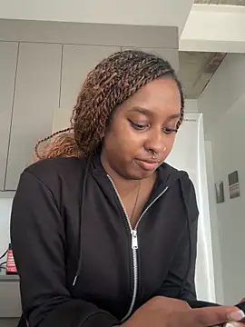 Snapshot of Your_Paris chatting on September 2025 03:49:02 PM Your Paris online show from September 2025 03:49:02 PM