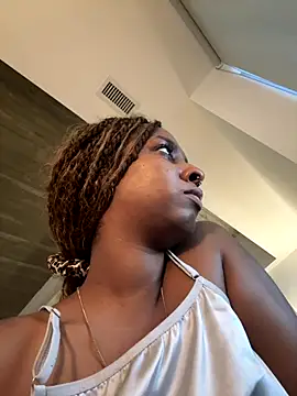 Snapshot of Your_Paris chatting on October 2025 01:29:02 PM Your Paris online show from October 2025 01:29:02 PM