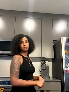 Snapshot of Your_Paris chatting on October 2025 11:42:02 PM Your Paris online show from October 2025 11:42:02 PM