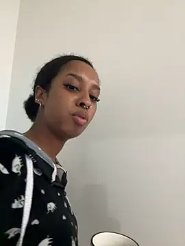 Snapshot of Your_Paris chatting on October 2025 02:43:02 PM Your Paris online show from October 2025 02:43:02 PM