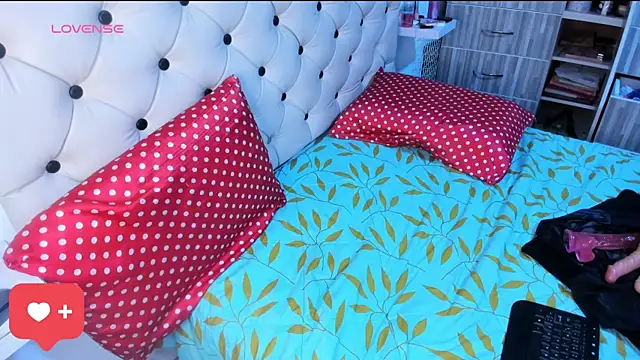 Snapshot of Krystal_Cruz chatting on March 2025 05:41:02 AM Krystal Cruz online show from March 2025 05:41:02 AM