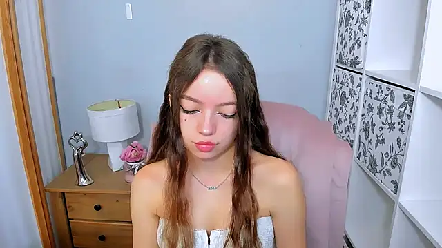 Snapshot of GraceLips chatting on September 2025 05:31:01 AM GraceLips online show from September 2025 05:31:01 AM