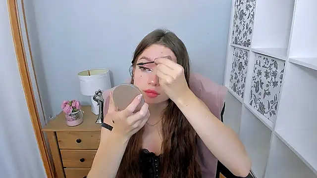 Snapshot of GraceLips chatting on October 2025 05:39:01 AM GraceLips online show from October 2025 05:39:01 AM