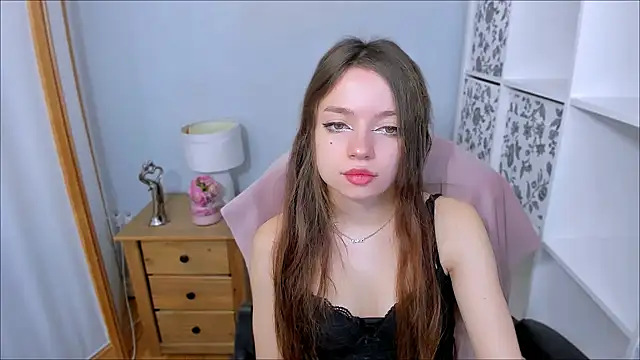 Snapshot of GraceLips chatting on November 2025 06:58:02 AM GraceLips online show from November 2025 06:58:02 AM