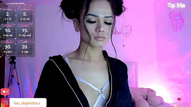 Snapshot of alee_lenoxx chatting on January 2025 11:00:02 AM alee lenoxx online show from January 2025 11:00:02 AM