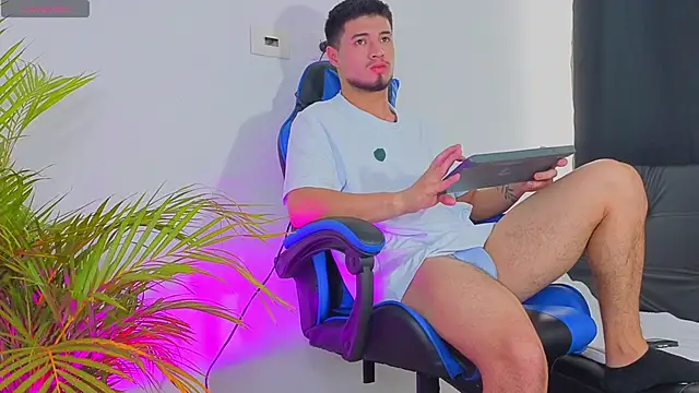 EdwardRoss  online show from October 2025 08:00:02 PM