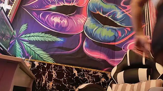 Snapshot of Luiza_Hammer chatting on January 2025 02:28:02 PM Luiza Hammer online show from January 2025 02:28:02 PM