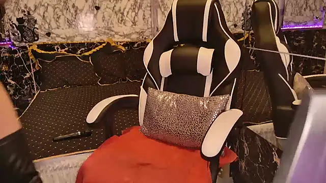 Snapshot of Luiza_Hammer chatting on March 2025 11:21:01 AM Luiza Hammer online show from March 2025 11:21:01 AM