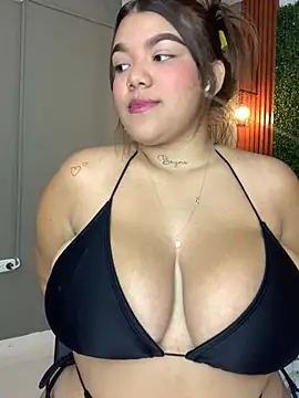 Snapshot of Michellesexxy chatting on February 2025 08:37:01 PM Michellesexxy online show from February 2025 08:37:01 PM