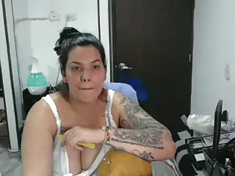 Snapshot of CarolinaRincon chatting on March 2025 12:10:02 AM CarolinaRincon online show from March 2025 12:10:02 AM