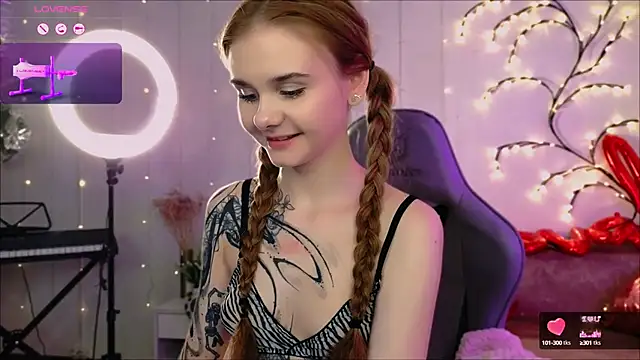 Snapshot of Britney_Lynch chatting on February 2025 09:02:01 PM Britney Lynch online show from February 2025 09:02:01 PM