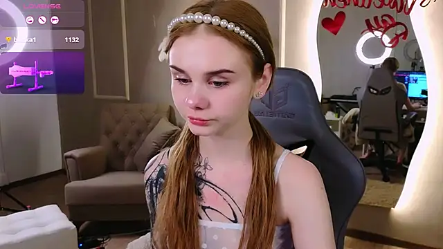 Snapshot of Britney_Lynch chatting on February 2025 12:06:01 AM Britney Lynch online show from February 2025 12:06:01 AM