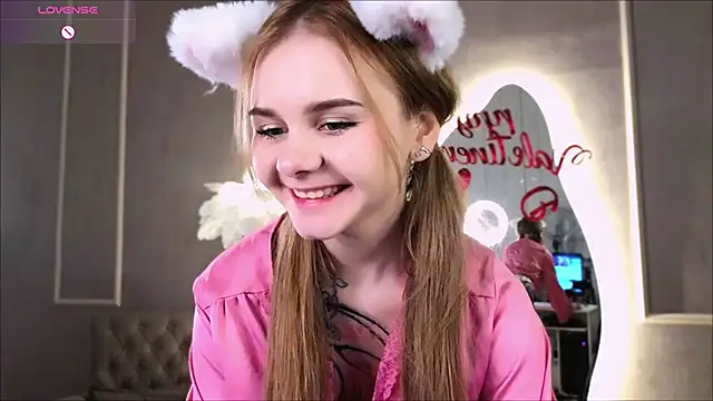 Snapshot of Britney_Lynch chatting on February 2025 08:45:01 PM Britney Lynch online show from February 2025 08:45:01 PM