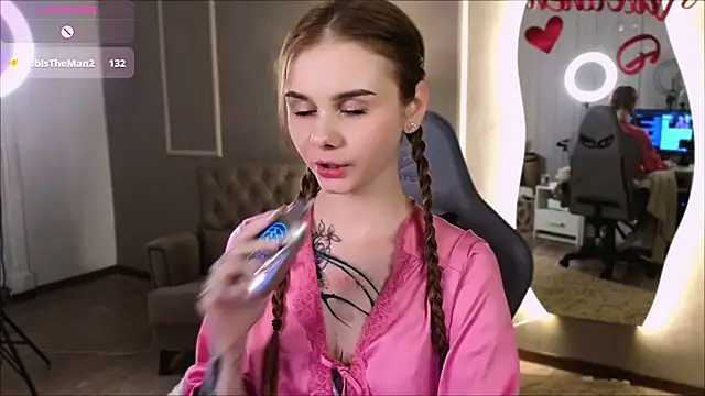 Snapshot of Britney_Lynch chatting on February 2025 12:09:01 AM Britney Lynch online show from February 2025 12:09:01 AM