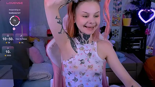 Snapshot of Britney_Lynch chatting on September 2025 08:13:01 PM Britney Lynch online show from September 2025 08:13:01 PM