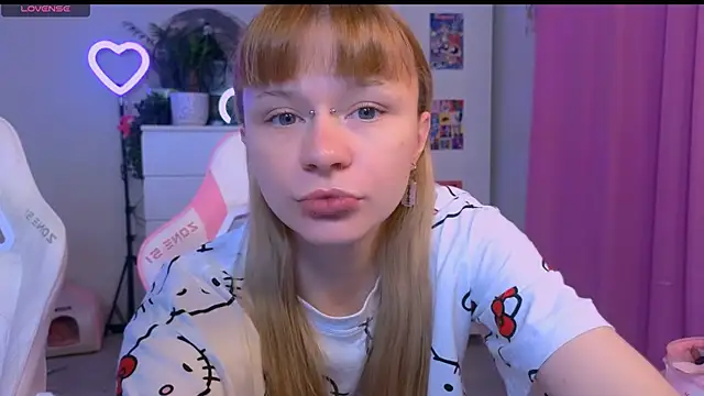 Snapshot of Britney_Lynch chatting on October 2025 10:54:02 PM Britney Lynch online show from October 2025 10:54:02 PM