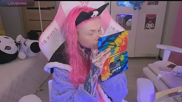 Snapshot of Britney_Lynch chatting on October 2025 05:34:02 PM Britney Lynch online show from October 2025 05:34:02 PM