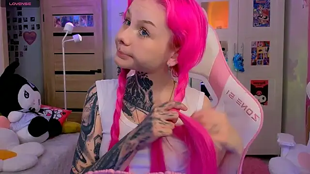 Snapshot of Britney_Lynch chatting on October 2025 06:52:02 PM Britney Lynch online show from October 2025 06:52:02 PM