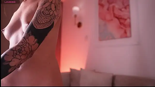 Snapshot of GigiLee_ chatting on February 2025 02:19:01 AM GigiLee online show from February 2025 02:19:01 AM