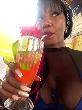 Snapshot of SUUKAM chatting on December 2024 05:35:02 PM SUUKAM online show from December 2024 05:35:02 PM