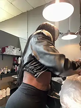 Snapshot of SUUKAM chatting on December 2024 07:00:02 PM SUUKAM online show from December 2024 07:00:02 PM