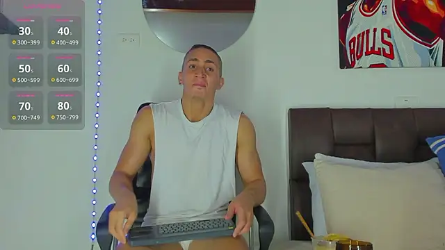 Snapshot of MikeRoss7777 chatting on December 2024 10:34:02 PM MikeRoss7777 online show from December 2024 10:34:02 PM