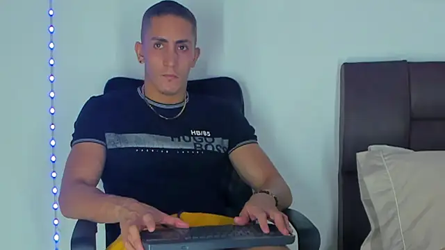 Snapshot of MikeRoss7777 chatting on December 2024 06:21:02 AM MikeRoss7777 online show from December 2024 06:21:02 AM