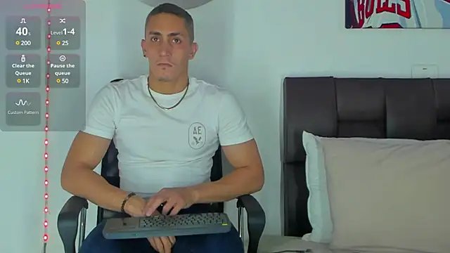 Snapshot of MikeRoss7777 chatting on December 2024 05:51:01 AM MikeRoss7777 online show from December 2024 05:51:01 AM