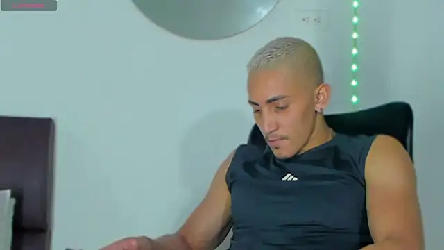 Snapshot of MikeRoss7777 chatting on January 2025 01:05:02 AM MikeRoss7777 online show from January 2025 01:05:02 AM