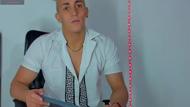 Snapshot of MikeRoss7777 chatting on February 2025 03:44:02 AM MikeRoss7777 online show from February 2025 03:44:02 AM