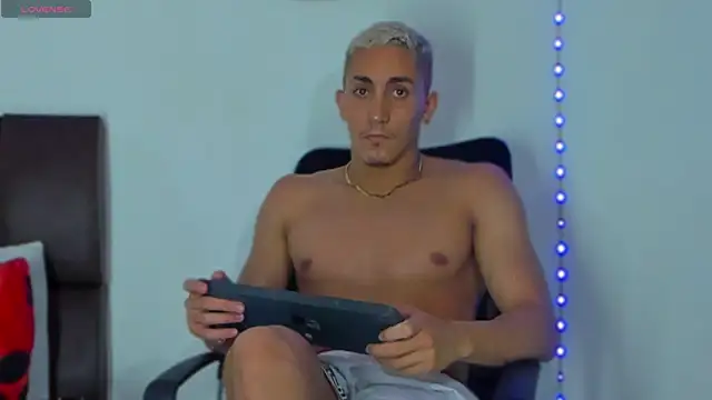 Snapshot of MikeRoss7777 chatting on March 2025 01:57:01 AM MikeRoss7777 online show from March 2025 01:57:01 AM