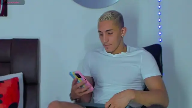 Snapshot of MikeRoss7777 chatting on March 2025 05:01:02 AM MikeRoss7777 online show from March 2025 05:01:02 AM