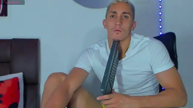 Snapshot of MikeRoss7777 chatting on March 2025 08:07:02 AM MikeRoss7777 online show from March 2025 08:07:02 AM