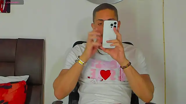 Snapshot of MikeRoss7777 chatting on October 2025 03:04:02 AM MikeRoss7777 online show from October 2025 03:04:02 AM