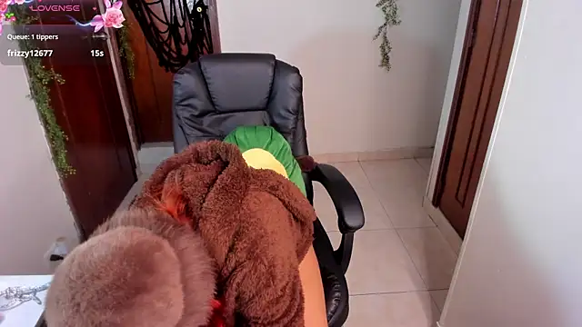 Snapshot of Violetaarey chatting on October 2025 09:37:02 PM Violetaarey online show from October 2025 09:37:02 PM