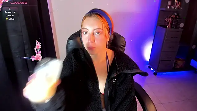 Violetaarey online show from May 2026 01:01:01 AM