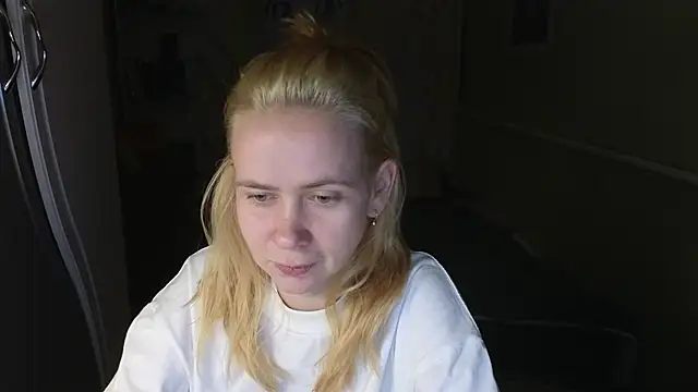 Snapshot of Riley_Roo chatting on January 2026 05:04:01 PM Riley Roo online show from January 2026 05:04:01 PM