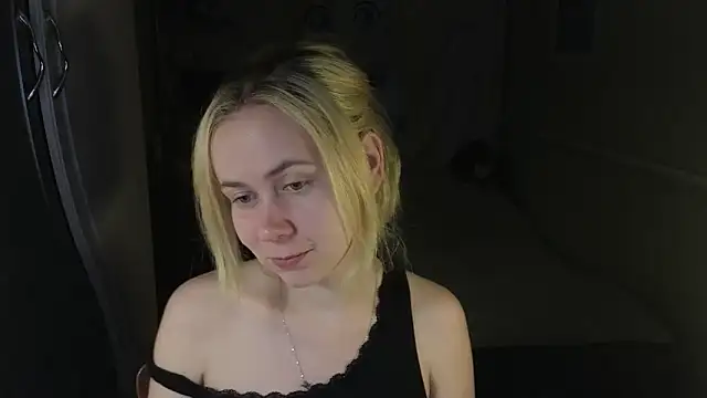 Snapshot of Riley_Roo chatting on March 2026 06:04:01 PM Riley Roo online show from March 2026 06:04:01 PM