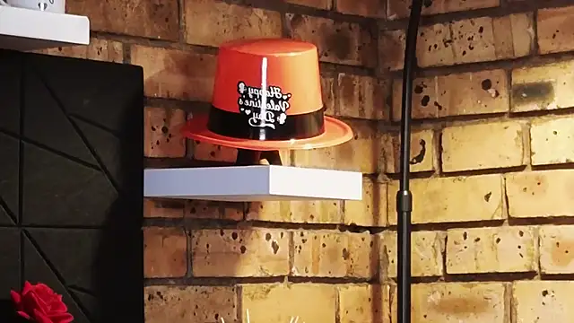 Astoria Moon online show from February 2026 07:32:02 PM