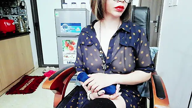 Snapshot of Miu-Le chatting on December 2025 09:46:02 PM Miu-Le online show from December 2025 09:46:02 PM