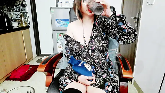 Snapshot of Miu-Le chatting on December 2025 08:47:02 PM Miu-Le online show from December 2025 08:47:02 PM