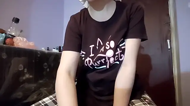 Snapshot of _Kitti_ chatting on December 2025 08:02:01 PM Kitti online show from December 2025 08:02:01 PM