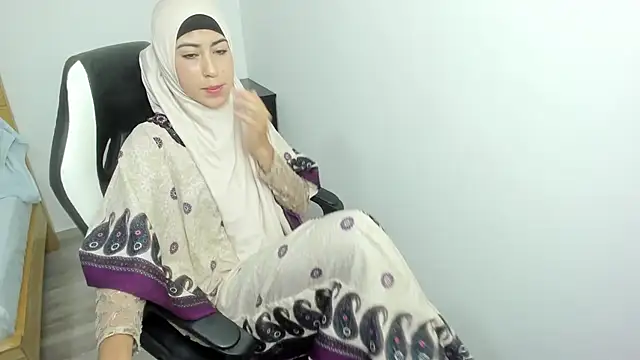 chaymae nah  online show from March 2025 03:52:01 PM