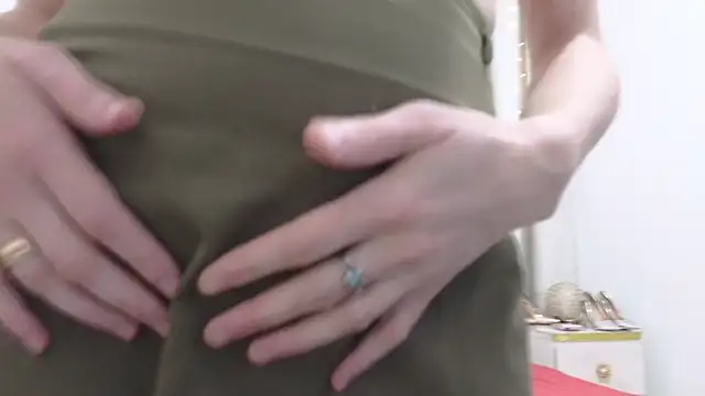 Snapshot of HairyLola chatting on December 2024 01:38:02 PM HairyLola online show from December 2024 01:38:02 PM