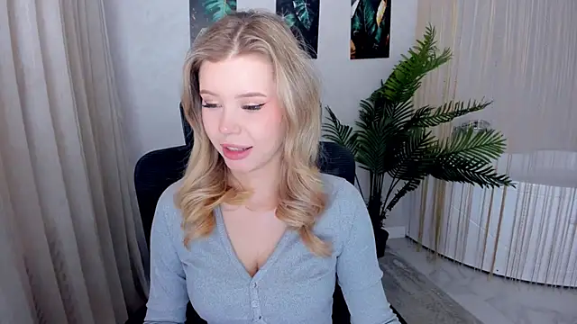 FollowLovee online show from April 2026 08:43:02 PM